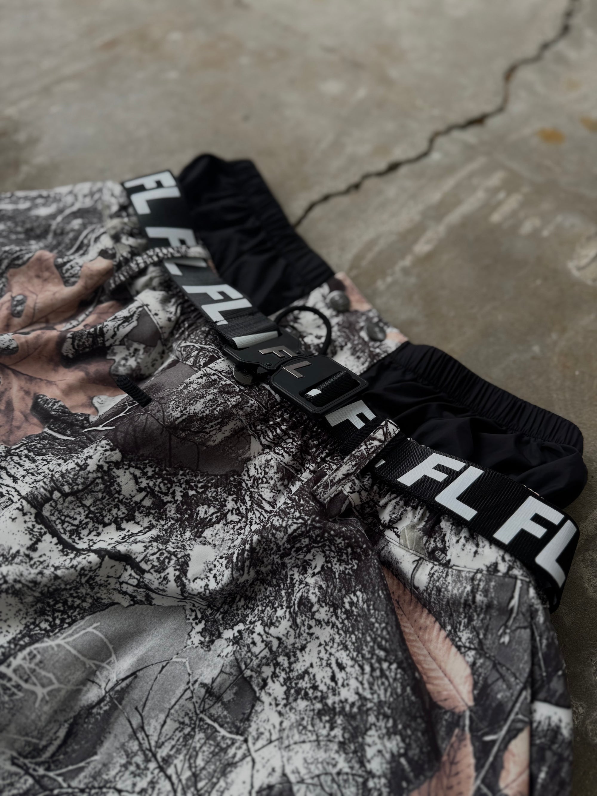 White-realtree baggy snow pants V3