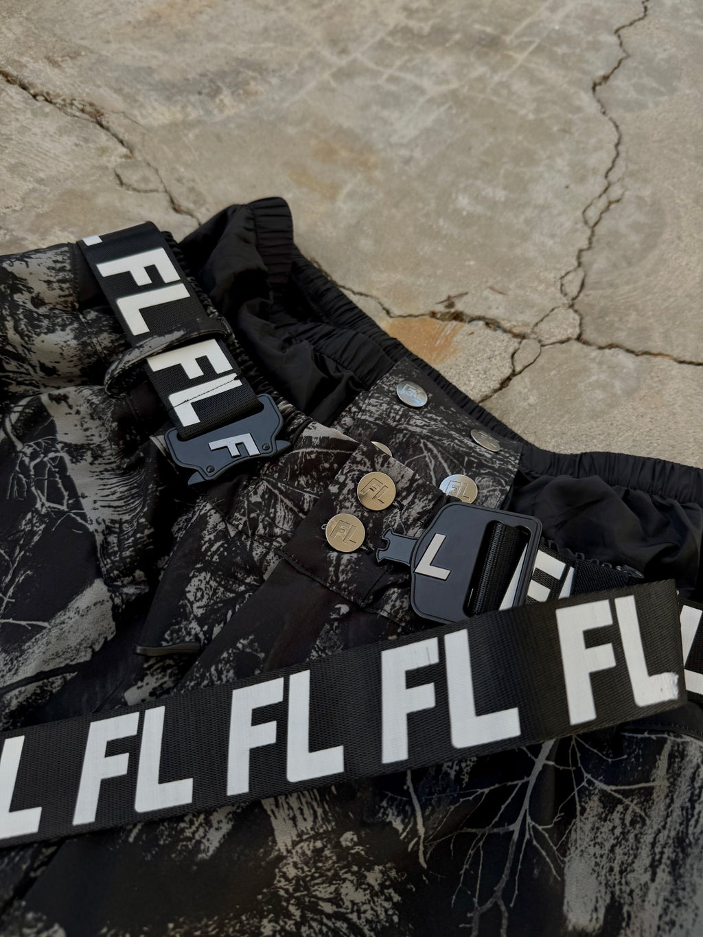 black realtree baggy snowpants V3