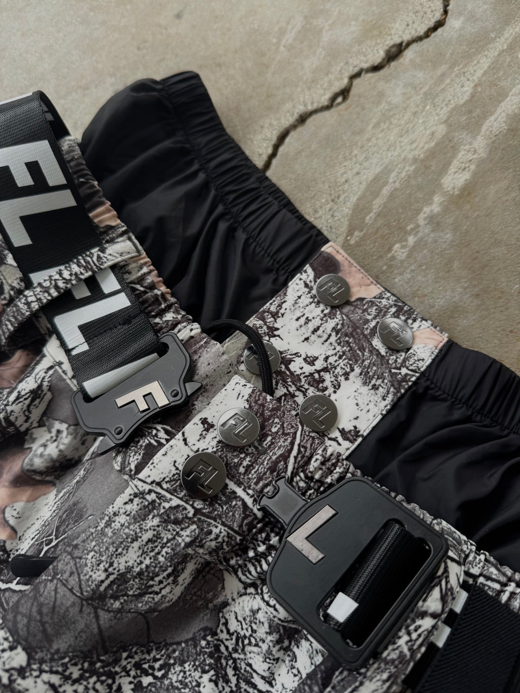 White-realtree baggy snow pants V3